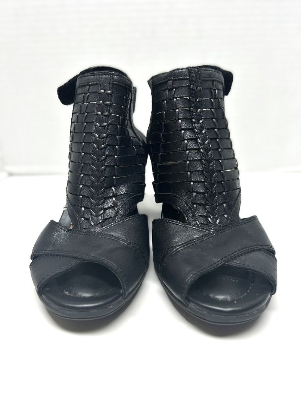 black leather heeled sandals by Earth size 8.5